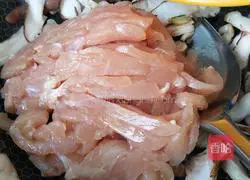 Illustration of how to make shredded mushroom and chicken noodles 6