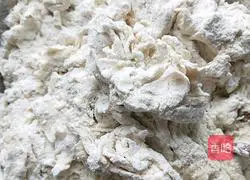 Illustration of how to make peanut sesame candy triangle 4