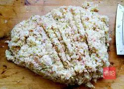 Illustration of how to make pork and cabbage dumplings 4