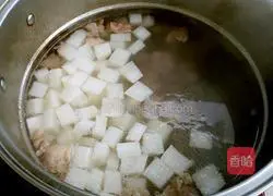 Illustration of how to make braised beef and radish soup 4