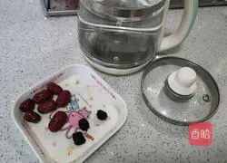Illustration of how to make red dates and black plum tea 3