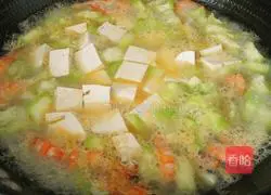 Illustration of how to make loofah, shrimp and tofu soup 11