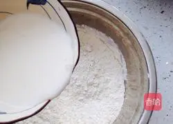 Illustration of how to cut steamed buns with milk knife 3