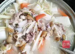 Illustration of how to make radish and pig's trotter soup 3