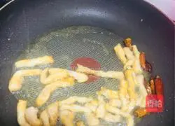 Illustration of how to make tomato shredded pork noodles 5