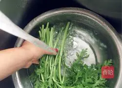 Illustration of how to make chrysanthemum clam soup 1