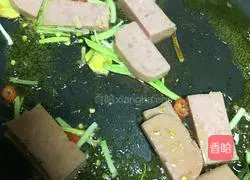 Illustration of how to make fried noodles with green onion luncheon meat 4