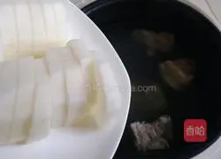 White Illustration of how to make radish and corn pork ribs soup 7