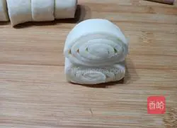 Illustration of how to make milk-flavored flower rolls 9
