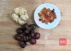 Illustration of how to make peach gum, red dates and lily soup 1