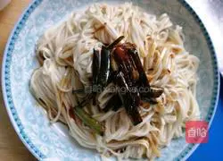 Illustration of home-style noodles with scallion oil 9