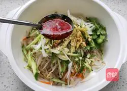 Illustration of how to make cold bean sprouts 6