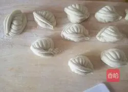 Illustration of how to make whole wheat salt and pepper shell flower rolls 16