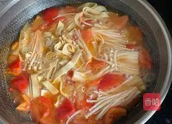 Illustration of tomato and enoki mushroom bean skin soup 2