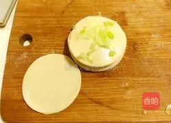 Illustration of how to make dumpling skin green onion cake 4
