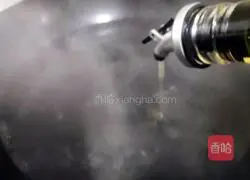 Illustration of how to make boiled celery noodles 1