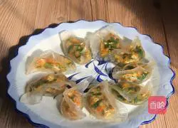 Illustration of how to make leek and egg crystal dumplings 20