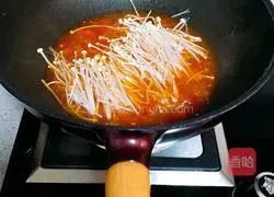 Illustration of how to make tomato and enoki mushroom soup 7