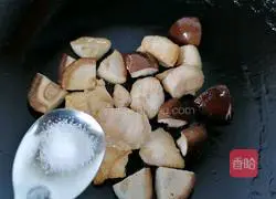 Illustration of how to make Mushroom and Slider Chicken Claypot Rice 6