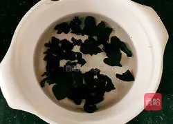 Agaric, red dates, peanuts and beef Illustration of how to make tendon soup 3