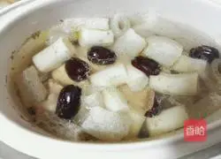 Illustration of how to make chicken legs, bamboo fungus and yam soup 8