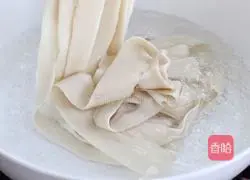 Illustration of how to make noodles with oil splash 7