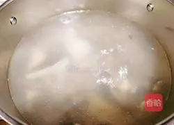 Illustration of how to make corn, red dates, winter melon and fish soup 5