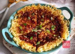 Illustration of how to make instant noodle egg cake 11