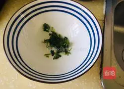 Illustration of how to make egg and coriander soup 1