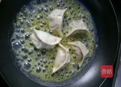 Illustration of how to make ice flower fried dumplings 8