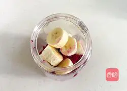 Illustration of how to make dragon fruit banana milkshake 3