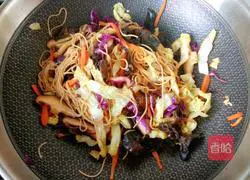 Illustration of how to make stir-fried noodles with vegetables 8