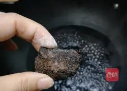 Illustration of how to make purple rice and red date dumplings 10