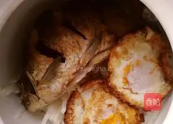 Illustration of how to make crucian egg soup 3