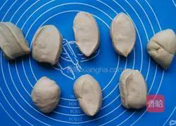 Illustration of how to make chive cheese buns 4