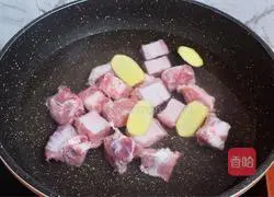 Illustration of how to make pork ribs and lotus root soup 2