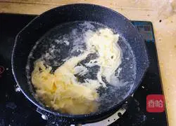 Illustration of how to make seaweed and egg drop soup 8