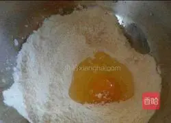 Illustration of how to make crispy fried dough sticks 1