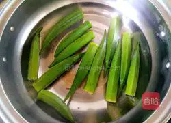 Illustration of how to make okra with garlic and pepper 4