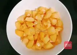 Illustration of how to make loquat and pear water (baby complementary food) 1