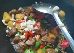 Illustration of how to cook duck legs stewed with potatoes 13