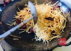 Illustration of how to stir-fry dry pepper, shredded potatoes and stir-fry noodles 9