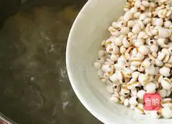 Illustration of how to make barley, red dates and white fungus soup 8