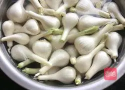 Illustration of how to make salted garlic 2