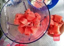Illustration of how to make watermelon juice 2