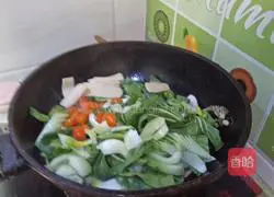 Illustration of how to make vegetarian fried noodles 7