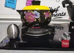 Illustration of how to make astragalus and angelica chicken soup 7