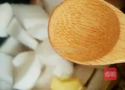 Illustration of how to cook pig's feet and stewed radish 11