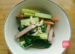 Illustration of how to mix cucumbers with dried beans 4