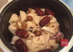 Illustration of the rice cooker version of chicken stewed lotus root 2